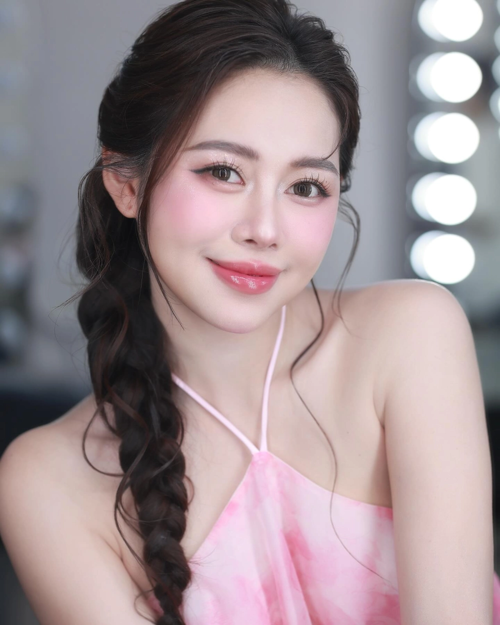 Việt Phương Thoa ở đâu mà luôn gây sốt cộng đồng mạng