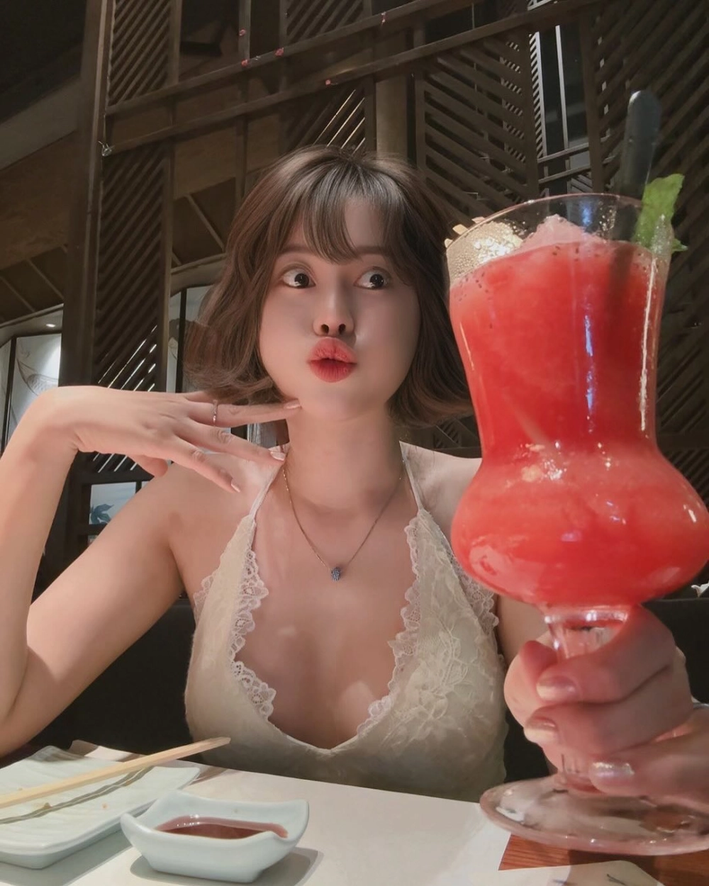 Việt Phương Thoa đi du lịch sang chảnh tại nhiều địa điểm hot