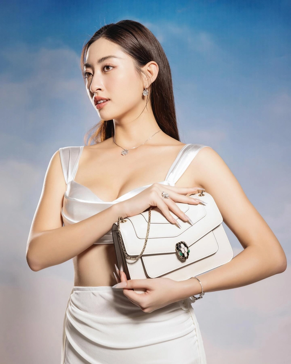 Ảnh gái xinh TikTok được chia sẻ rầm rộ