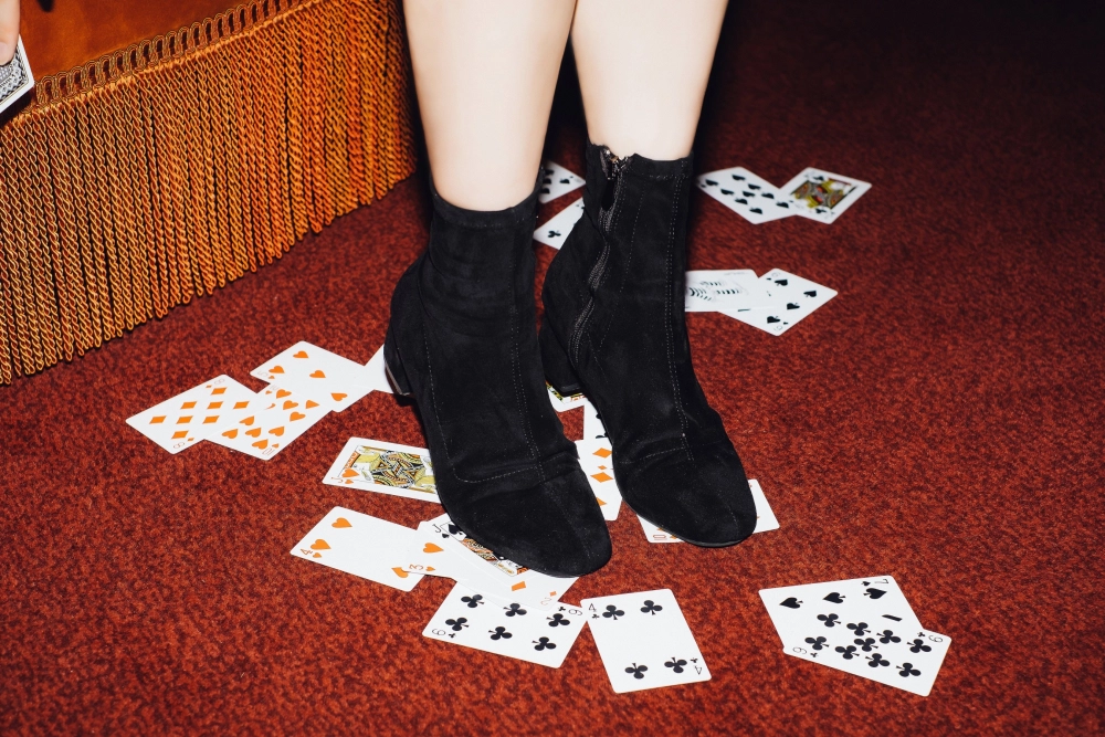 Mỗi ánh nhìn của Dame đều mang sức hút đầy gợi cảm