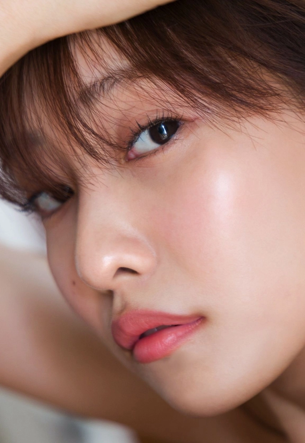 Hinako Sano tỏa sáng với thần thái gợi cảm và đầy nữ tính