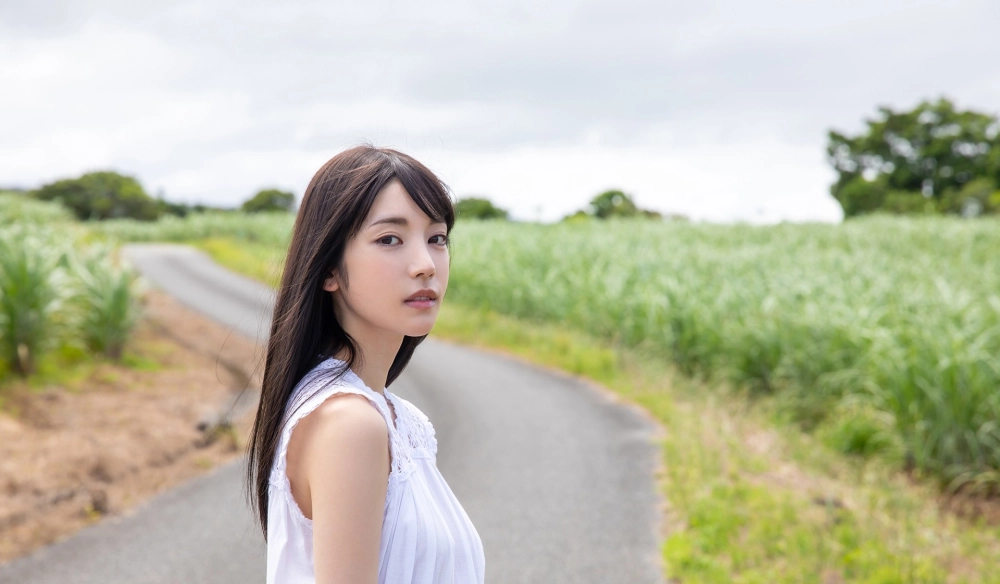 Kaede Karen sexy nóng bỏng khiến ai cũng phải ngoái nhìn