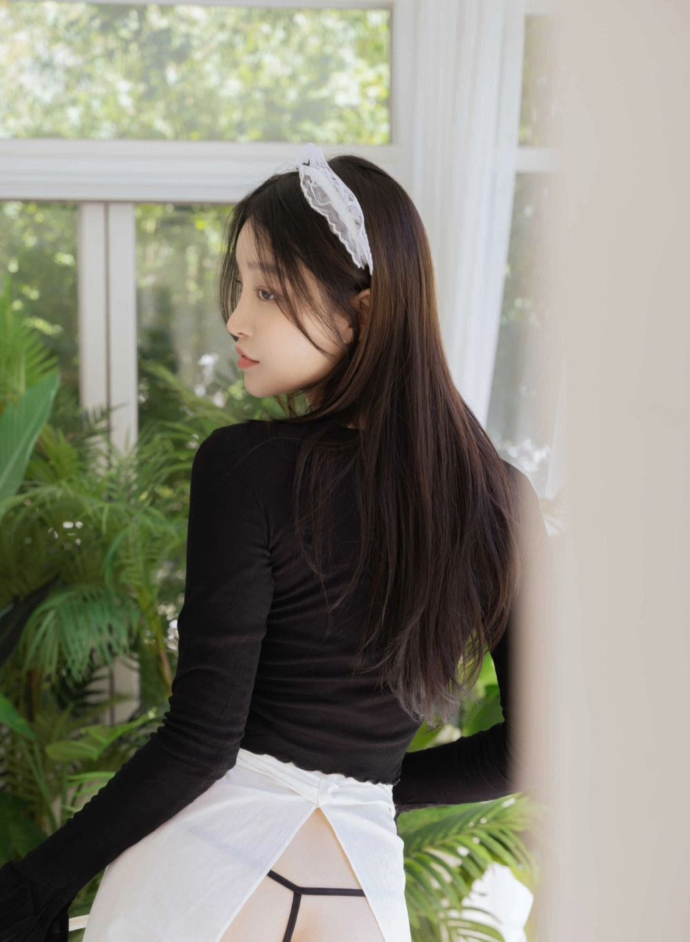 Thần thái tự tin và sexy giúp Leeseol nổi bật giữa đám đông