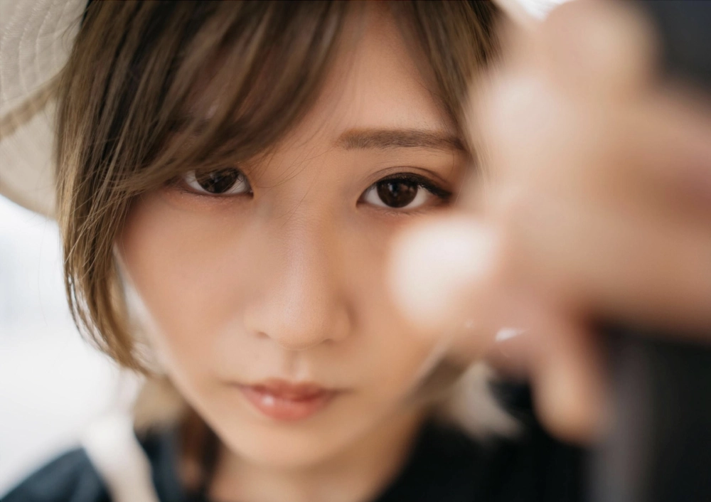 Mei Dong Miao khoe đường cong hoàn hảo trong ánh sáng đầy cuốn hút