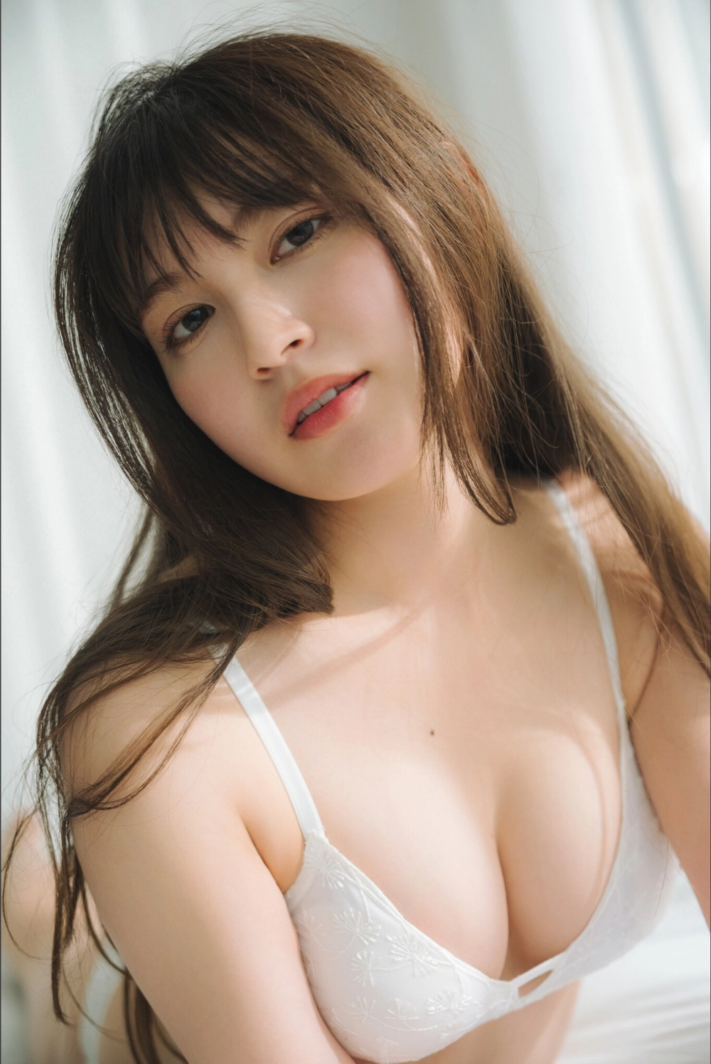 Thần thái gợi cảm của Mina Yui khiến mọi ánh nhìn đổ dồn