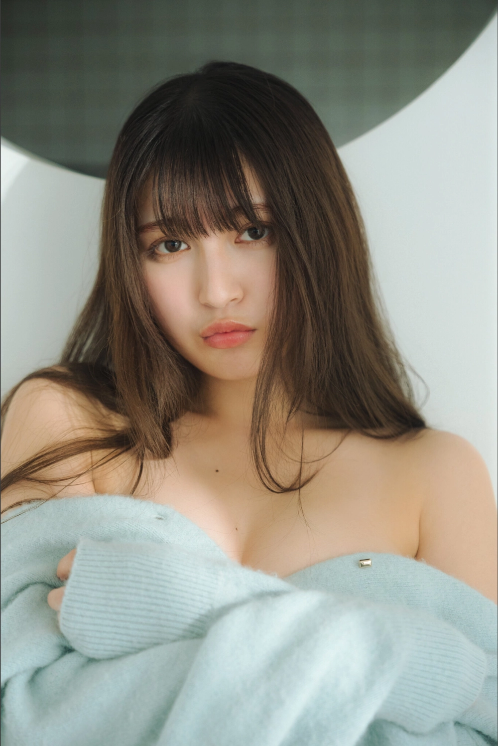 Vóc dáng quyến rũ và thần thái tự tin giúp Mina Yui tỏa sáng