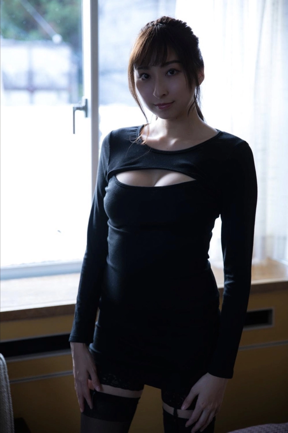 Thần thái gợi cảm của Saki Ogata khiến mọi ánh nhìn đổ dồn