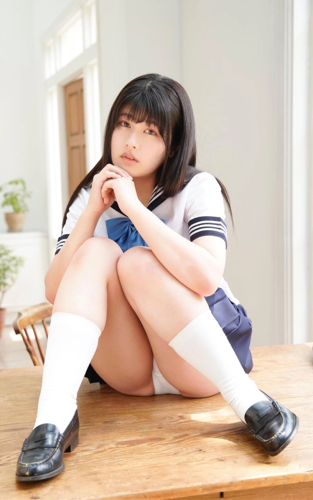 Thần thái gợi cảm của Yoshino Chitose khiến mọi ánh nhìn đổ dồn