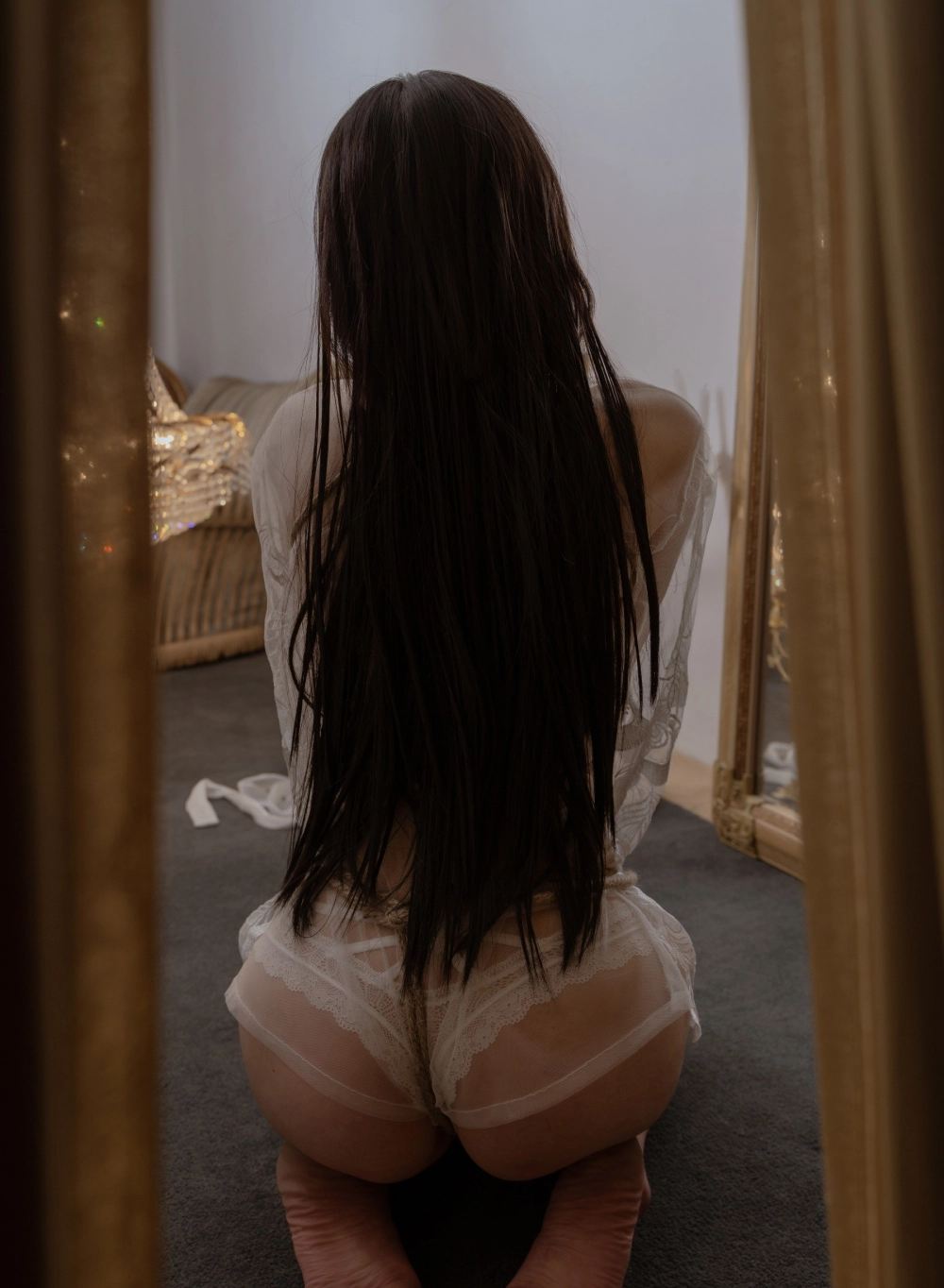 Vóc dáng quyến rũ và thần thái tự tin giúp YUNHA tỏa sáng