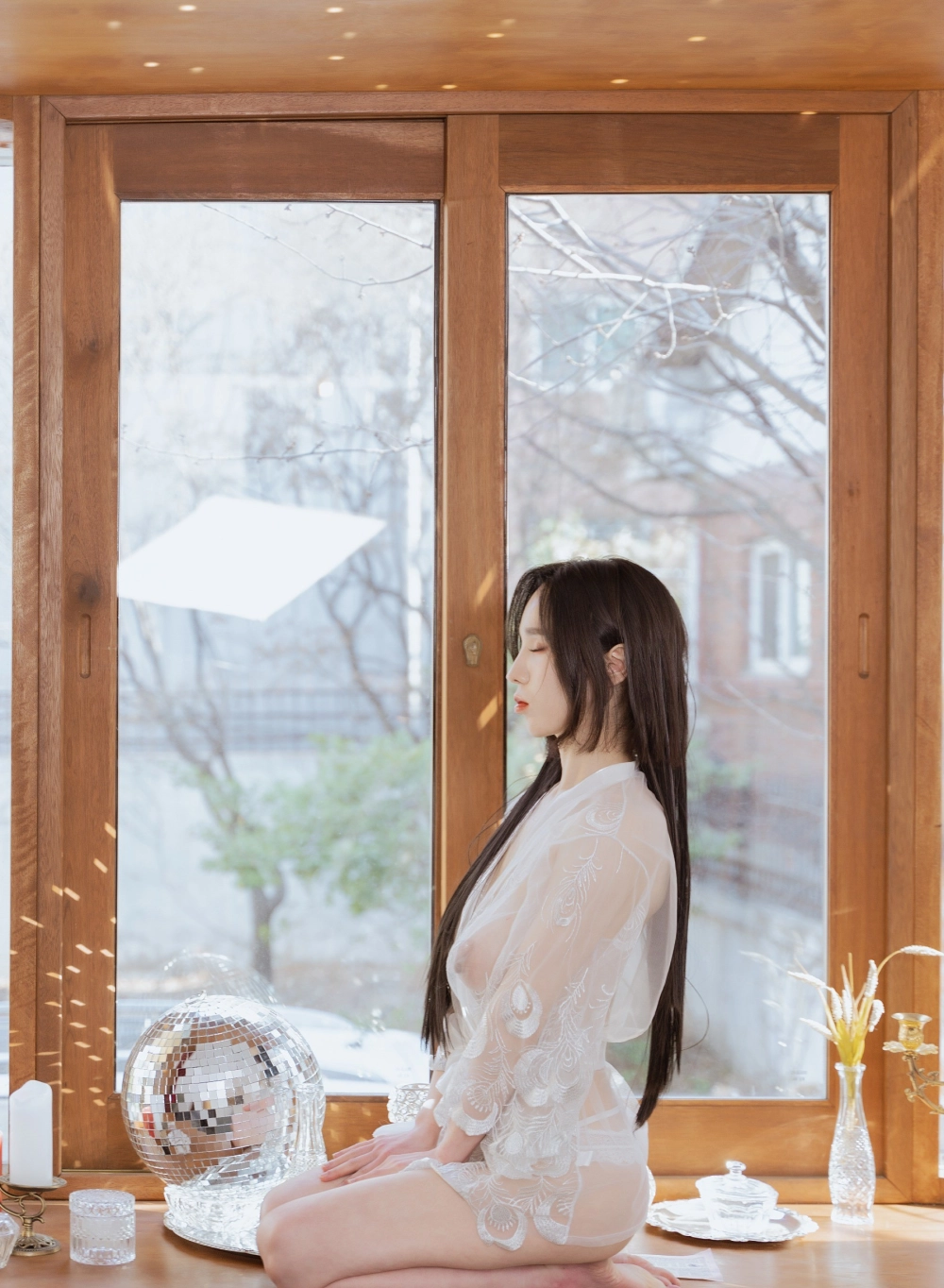 Thần thái gợi cảm của YUNHA khiến mọi ánh nhìn đổ dồn