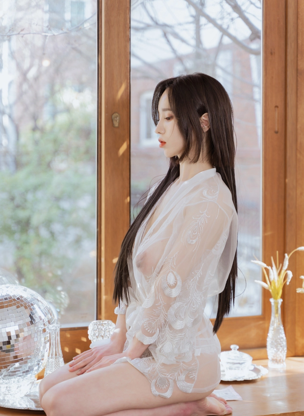 YUNHA tỏa sáng với phong cách quyến rũ đầy mê hoặc