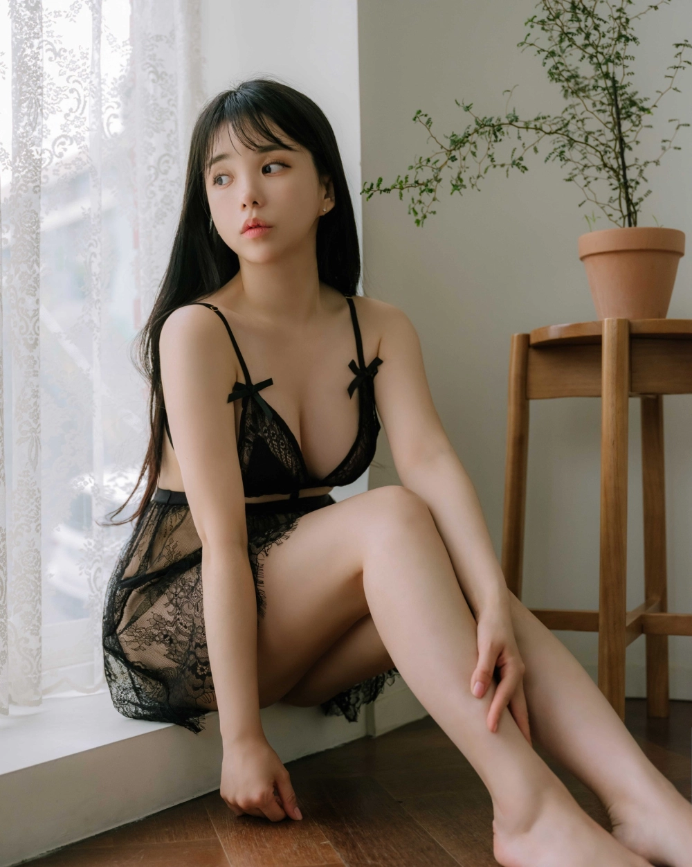 Thần thái tự tin và sexy giúp YURI nổi bật giữa đám đông