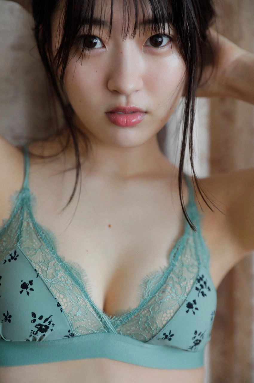 Yuri Yoshinaga khiến khung hình trở nên sống động và nóng bỏng hơn bao giờ hết