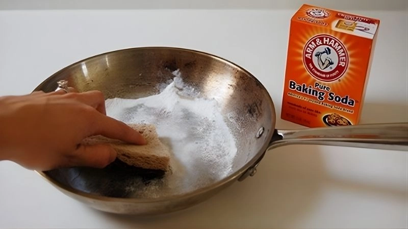 Dùng Baking Soda phục hồi đáy nồi sáng bóng