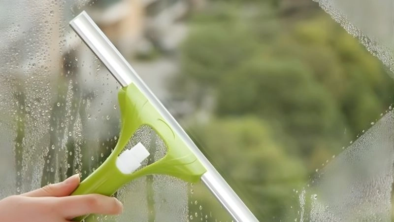 Sức mạnh từ nước lau kính tự chế bằng baking soda