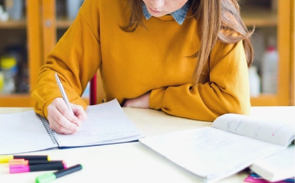 Anh thanh niên làm việc trên đỉnh núi cao tại Sa Pa