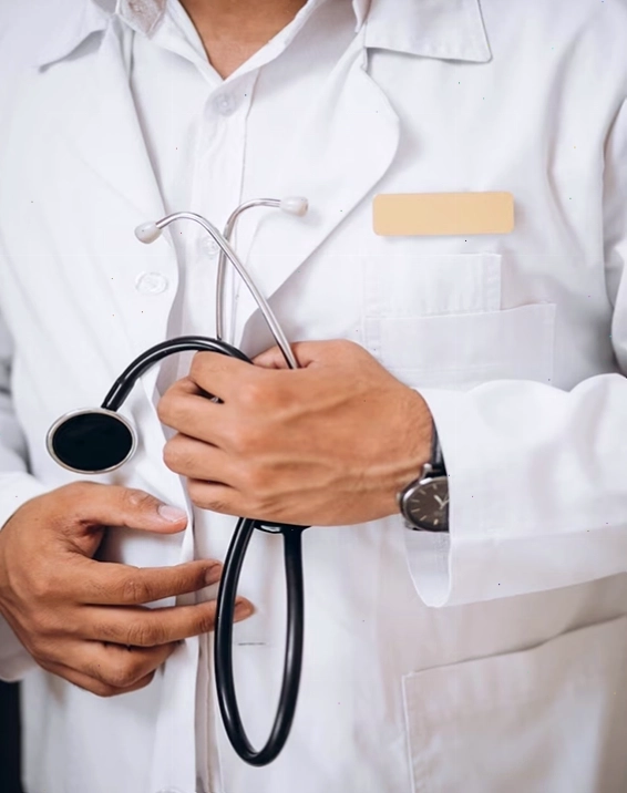 Bác sĩ chuyên khoa tư vấn và đưa ra lựa chọn điều trị phù hợp