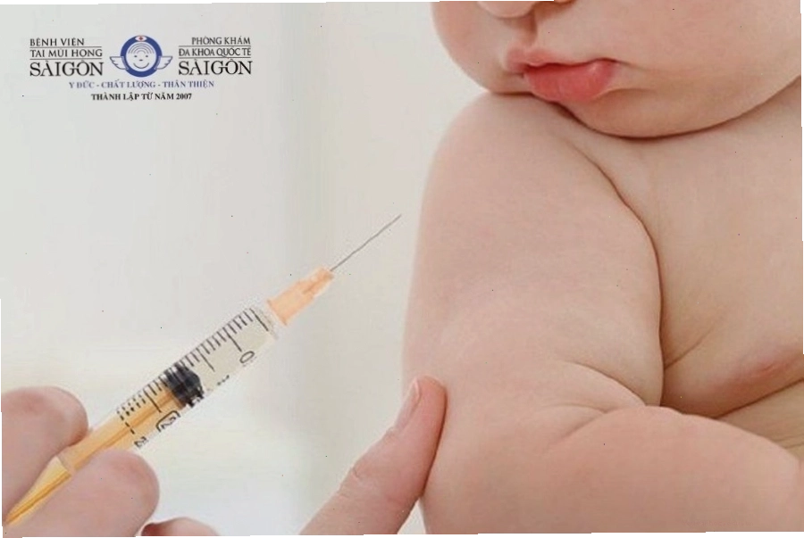 Bác sĩ tiêm vắc xin phòng bệnh cho trẻ tại cơ sở y tế