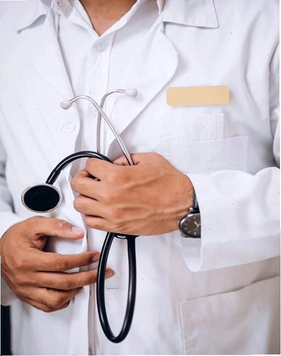Bác sĩ tư vấn cho phụ huynh về cách chăm sóc trẻ khi bị sốt