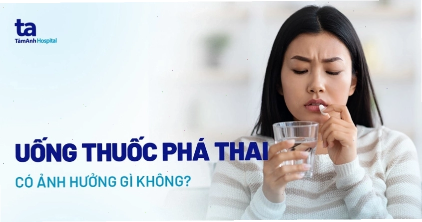 Bác sĩ tư vấn cho thai phụ về phương pháp phá thai bằng thuốc an toàn