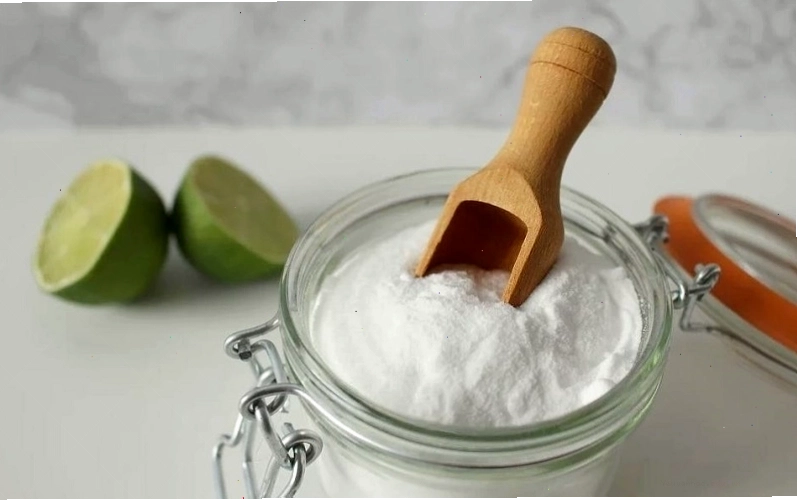 Baking soda và nước tạo thành hỗn hợp sệt dùng để làm trắng da