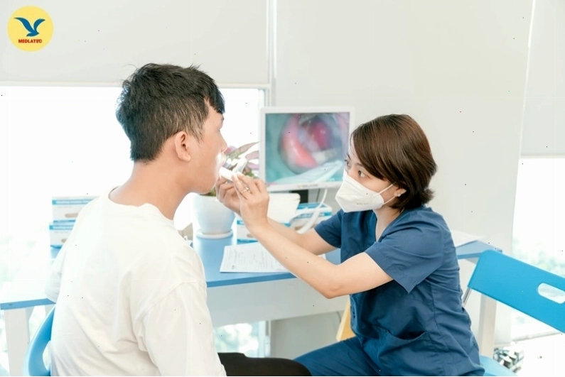 Bạn nên đi khám nếu có biểu hiện đau họng kéo dài