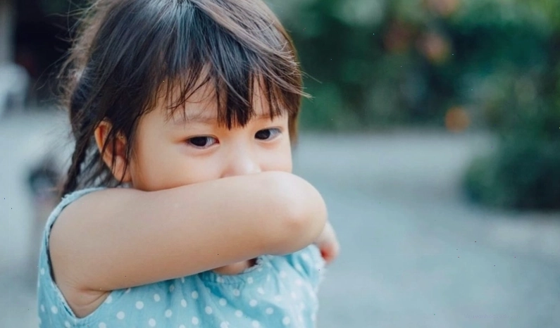Bé đang ho và được mẹ cho uống mật ong ấm