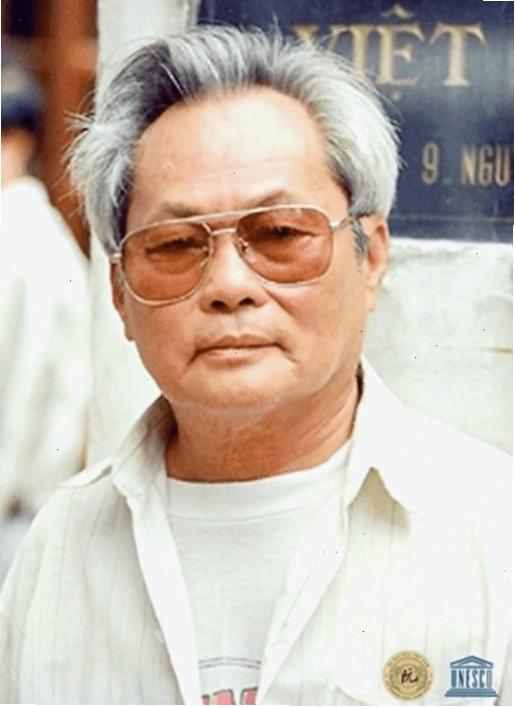 Bé Thu ngây thơ bên chiếc lược ngà