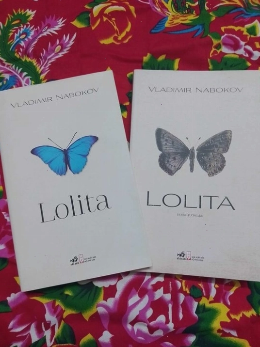 Bìa cuốn sách Lolita kinh điển