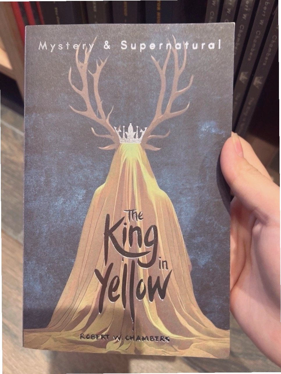 Bìa cuốn sách the king in yellow với phong cách thiết kế đặc trưng