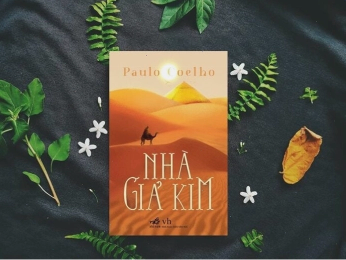 Bìa sách Nhà Giả Kim của tác giả Paulo Coelho