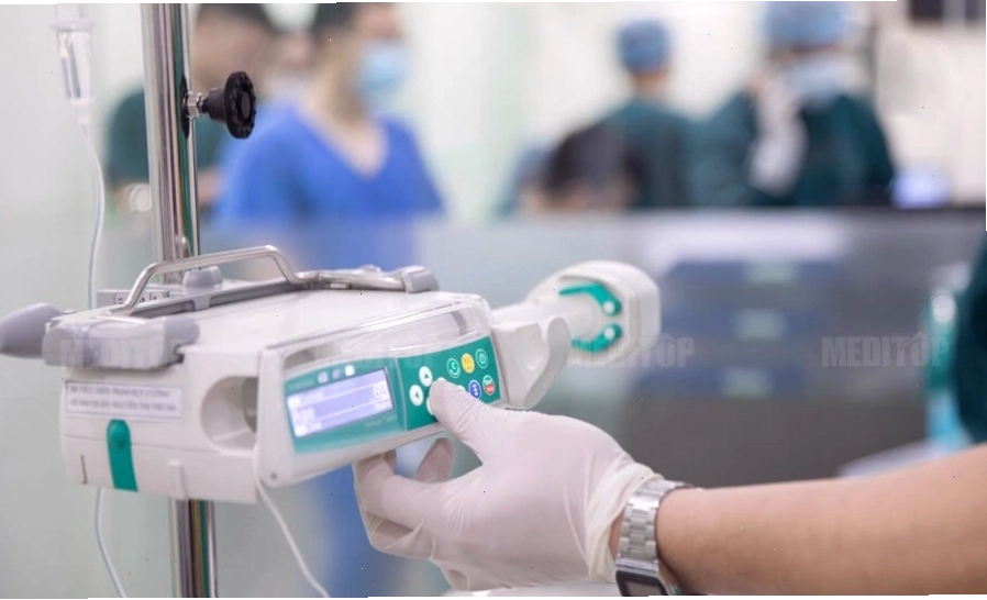 Bơm tiêm điện đang được sử dụng trong môi trường bệnh viện