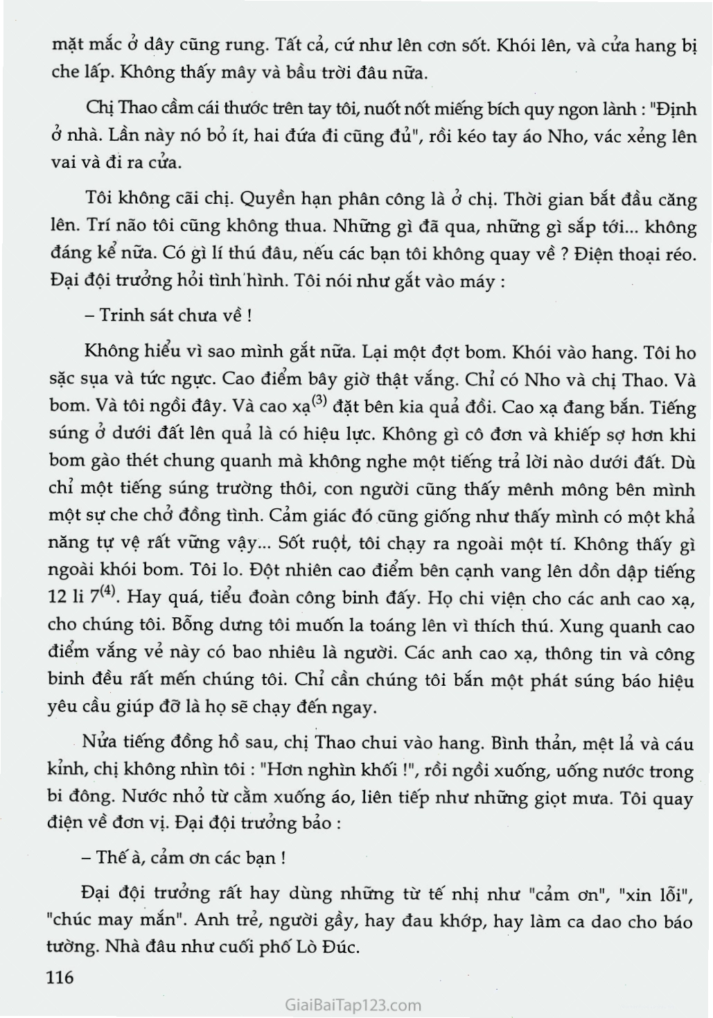 Cảnh ba nữ thanh niên xung phong làm nhiệm vụ trên cao điểm