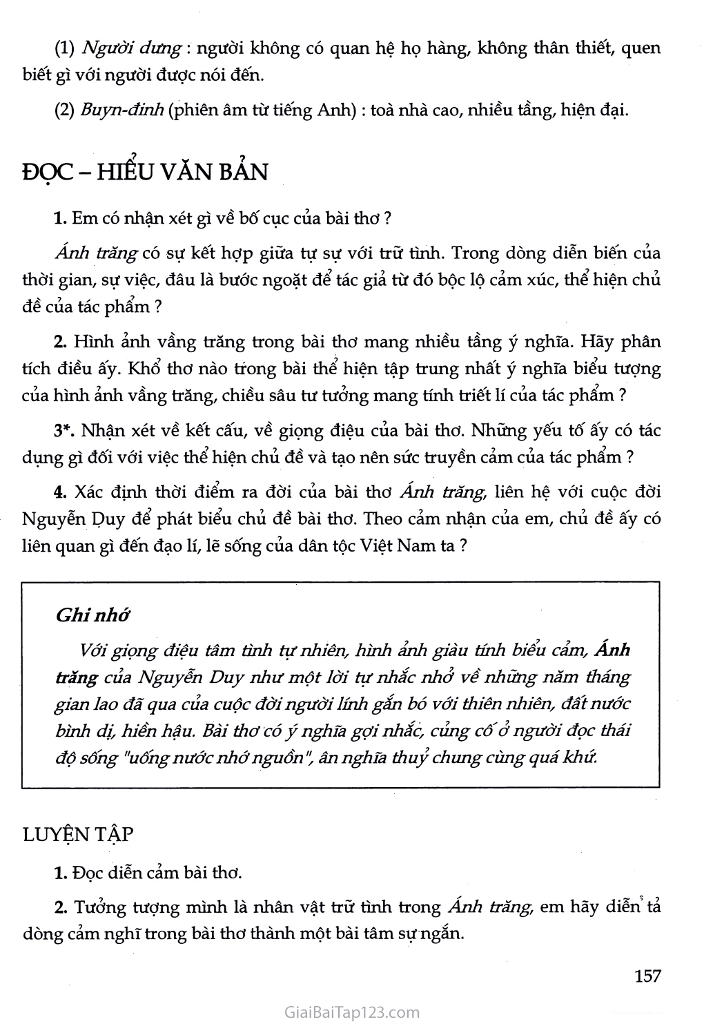 Cảnh đêm với ánh trăng tròn và bóng người đứng suy tư