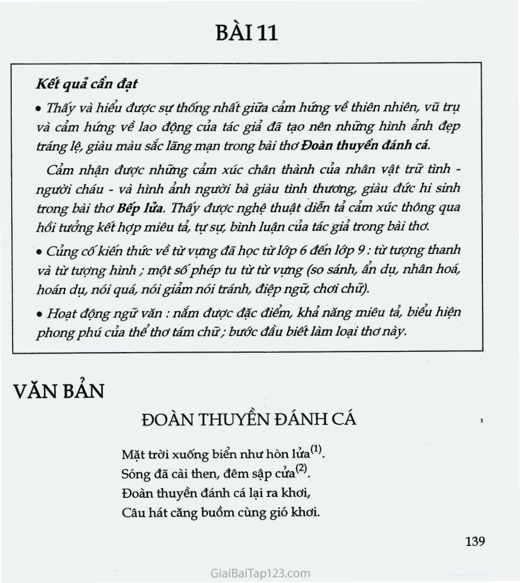 Cảnh đoàn thuyền đánh cá ra khơi lúc hoàng hôn