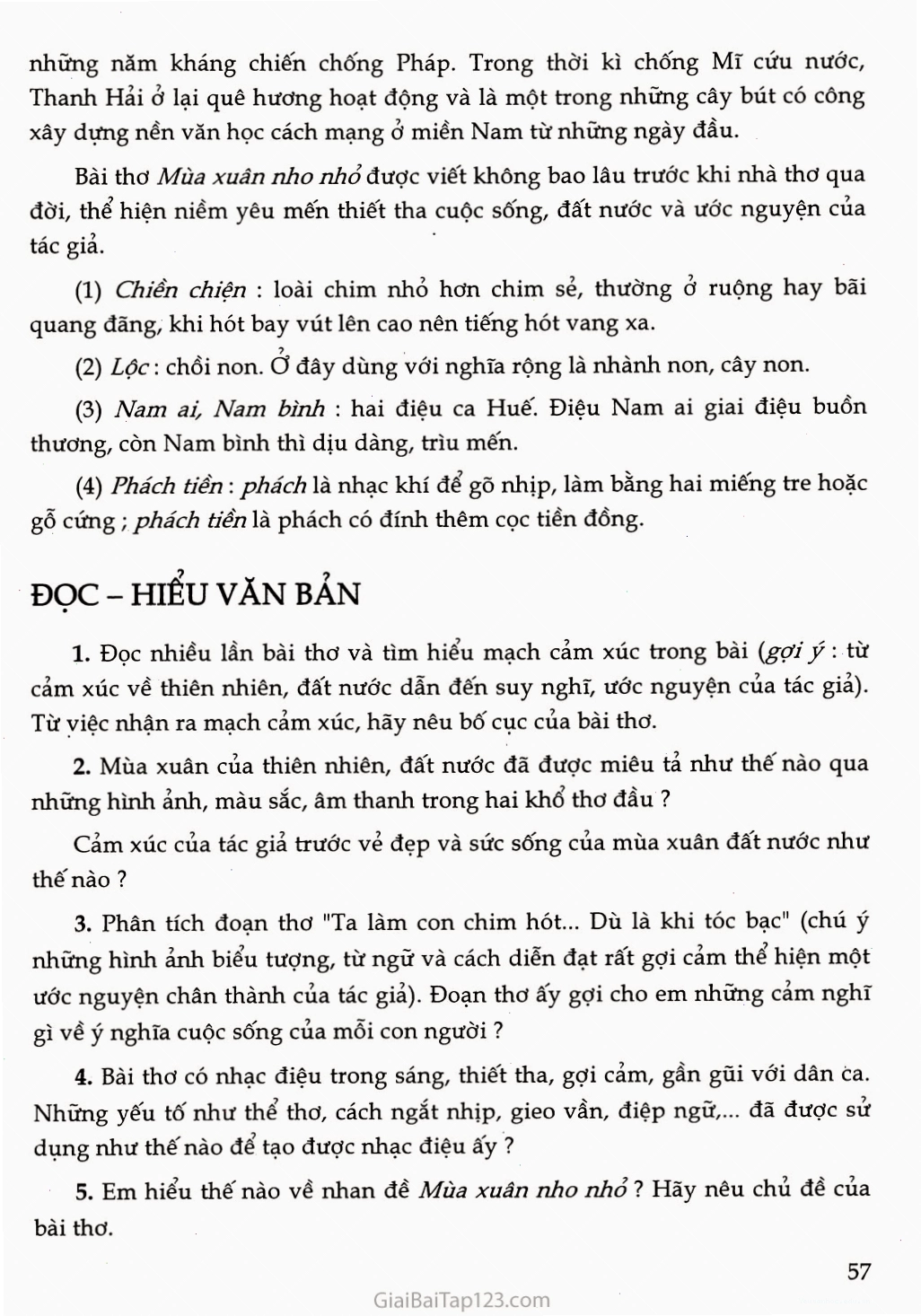 Cảnh mùa xuân đất nước với hoa đào, chim én và dòng sông