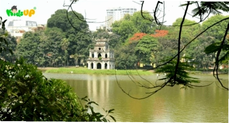 Cầu Thể Húc cong cong dẫn tới Đền Ngọc Sơn trên Hồ Gươm