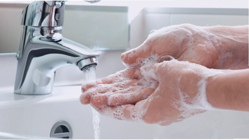 Cha mẹ cần rửa tay sạch sẽ bằng xà phòng và sát khuẩn trước khi pha sữa cho trẻ sơ sinh