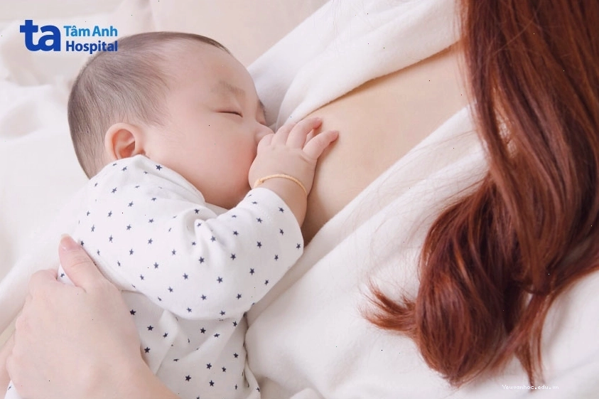 Cho bé bú thường xuyên và đúng cách giúp kích thích sữa mẹ về nhiều