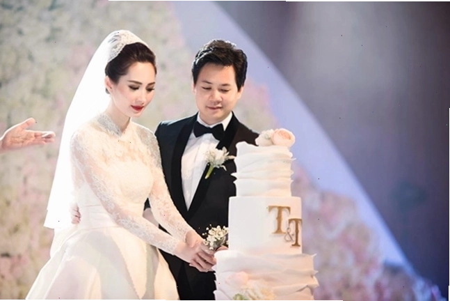 Cô dâu chú rể cùng nhau cắt bánh cưới