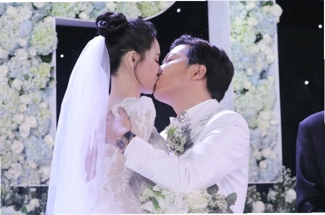 Cô dâu chú rể trao nhẫn cưới và trao nhau nụ hôn