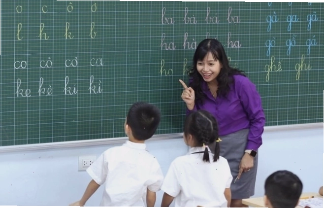 Cô giáo ân cần hỏi thăm tình hình của học sinh
