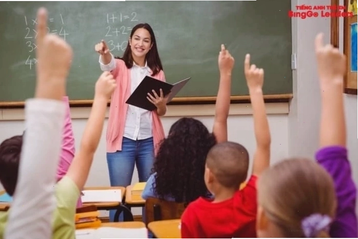 Cô giáo đang say sưa giảng bài với sự hào hứng