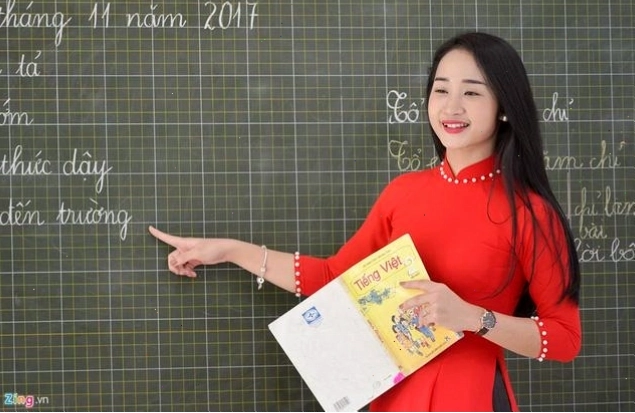Cô giáo lớp 5 đang say sưa giảng bài trên lớp