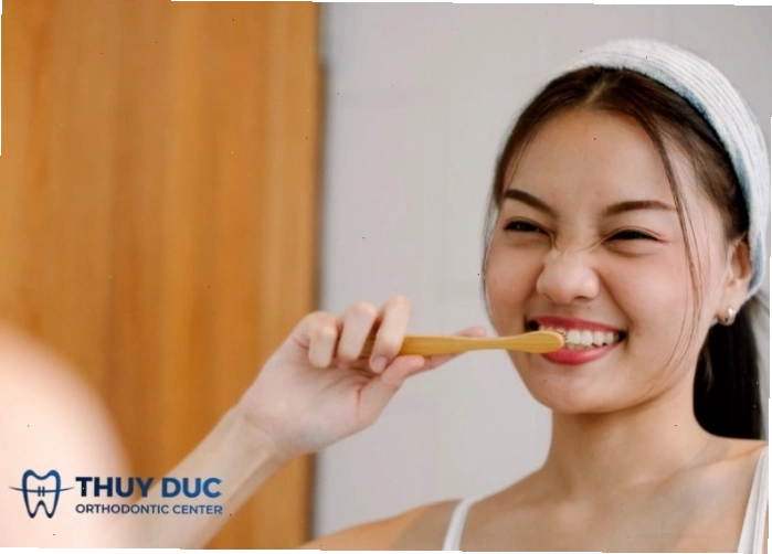 Đánh răng nhẹ nhàng và thường xuyên giúp duy trì vệ sinh răng miệng
