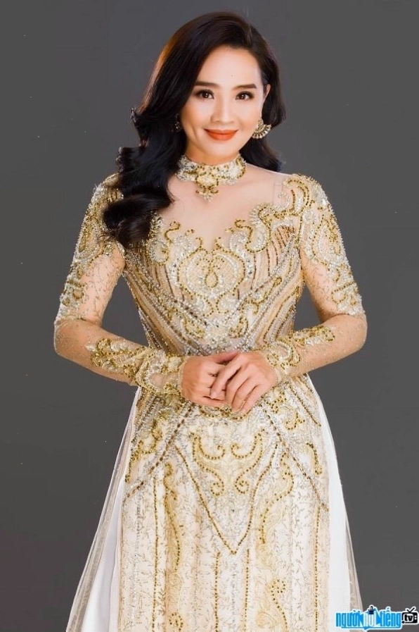 Diễn viên Hoài An dịu dàng với áo dài truyền thống