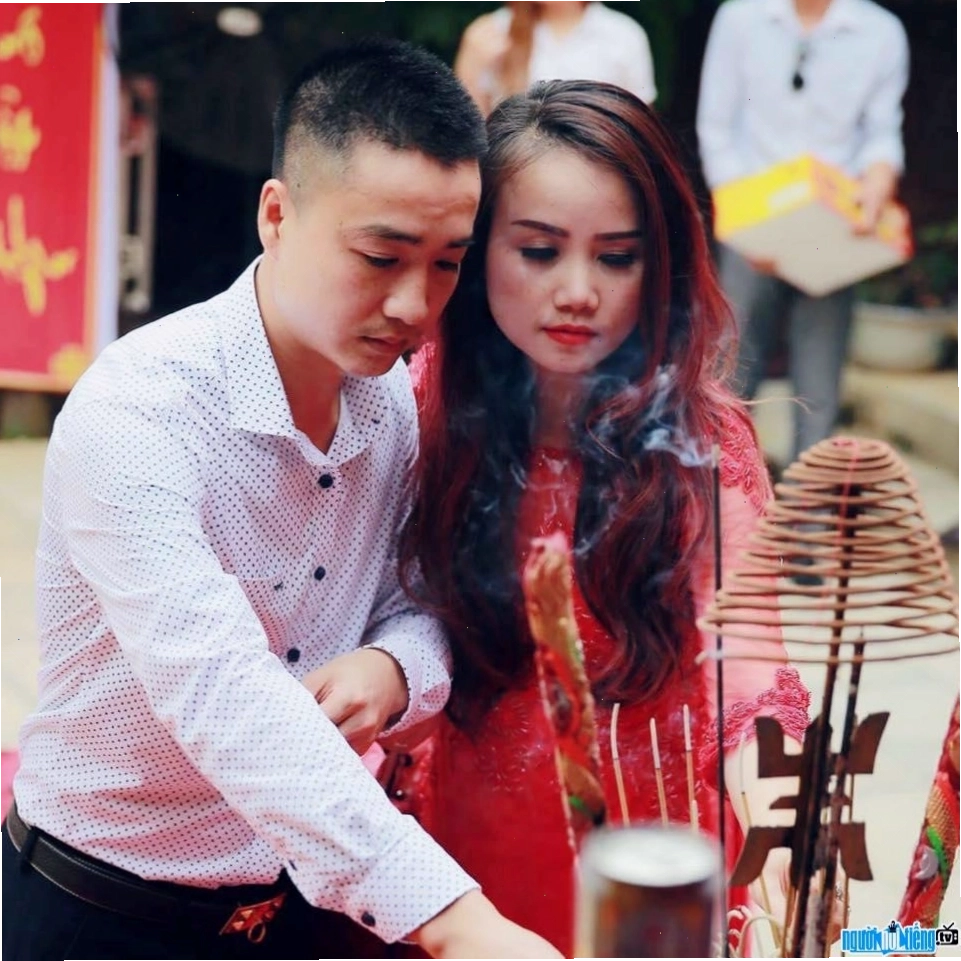Diễn viên Hoàng Yến và chồng mới đi cầu may