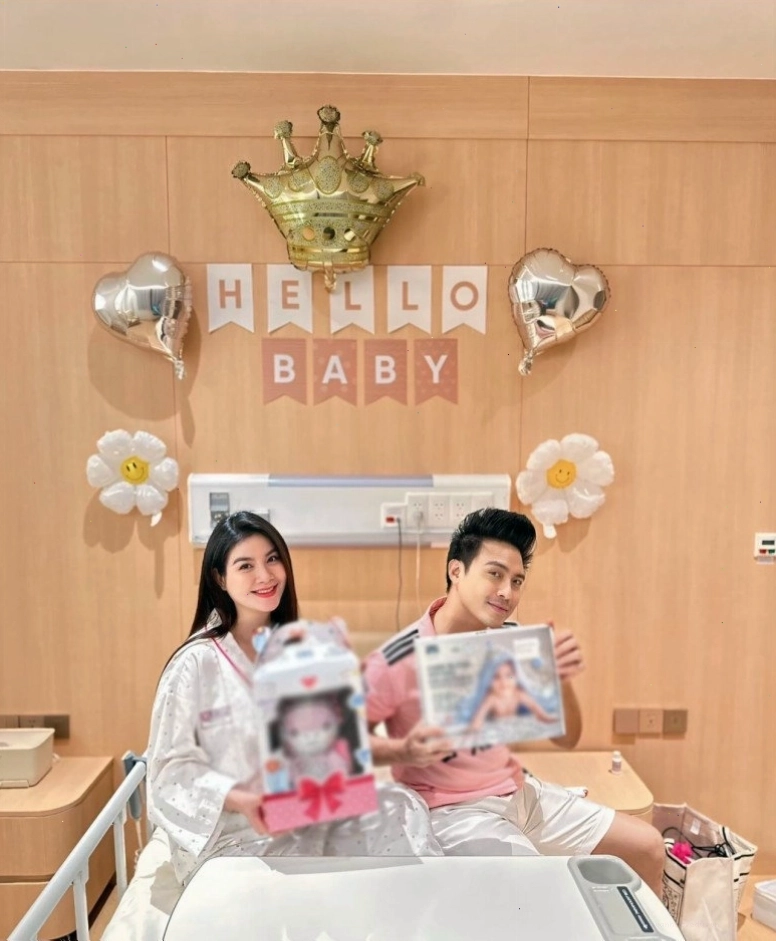 Diễn viên Kha Ly và chồng Thanh Duy hạnh phúc bên con gái