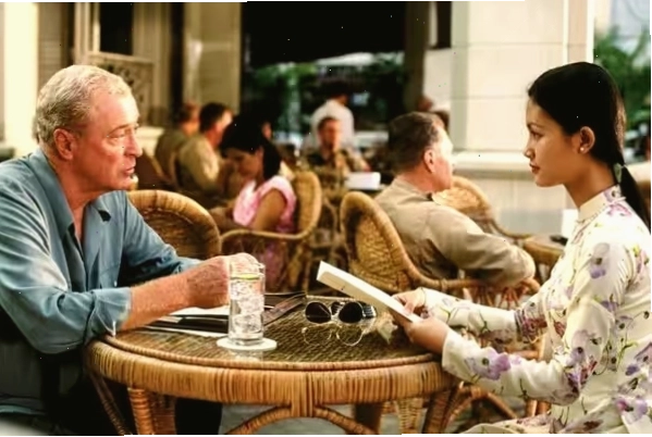 Diễn viên Michael Caine và Đỗ Hải Yến trong phim người mỹ trầm lặng