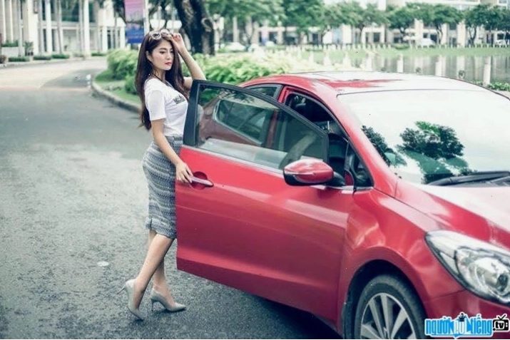 Diễn viên Thanh Trúc tạo dáng bên xế hộp